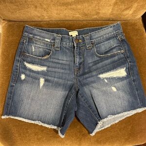 Jean shorts, boyfriend style.